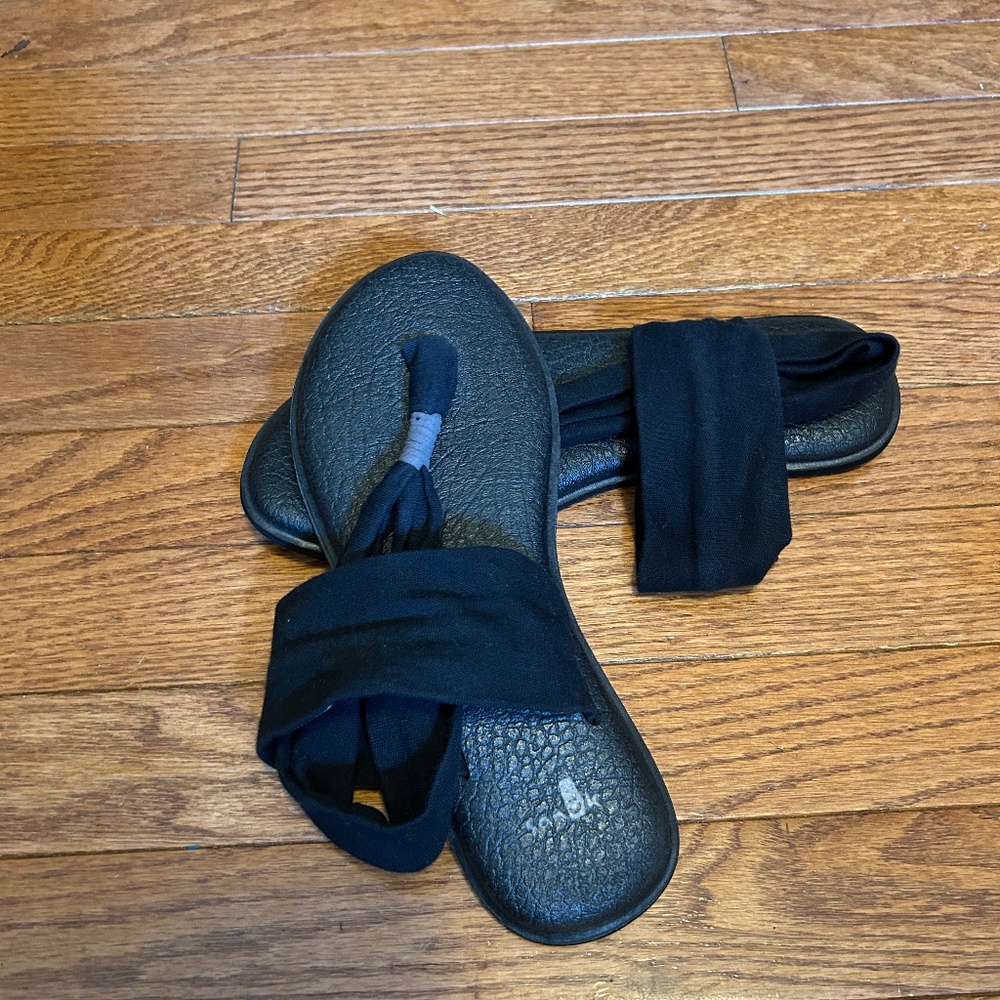 Sanuk yoga sandals